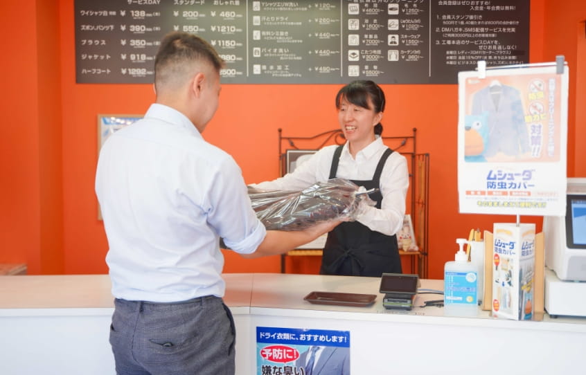 丁寧な作業をするスタッフ